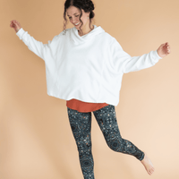 Legging avec des motifs Mayurah, mandala, fond noir émeraude turquoise , paon, fait au Québec, Canada.