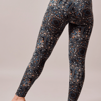 Legging avec des motifs Mayurah, mandala, fond noir émeraude turquoise , paon, fait au Québec, Canada.