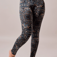 Legging avec des motifs Mayurah, mandala, fond noir émeraude turquoise , paon, fait au Québec, Canada.