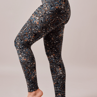 Legging avec des motifs Mayurah, mandala, fond noir émeraude turquoise , paon, fait au Québec, Canada.