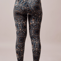 Legging avec des motifs Mayurah, mandala, fond noir émeraude turquoise , paon, fait au Québec, Canada.
