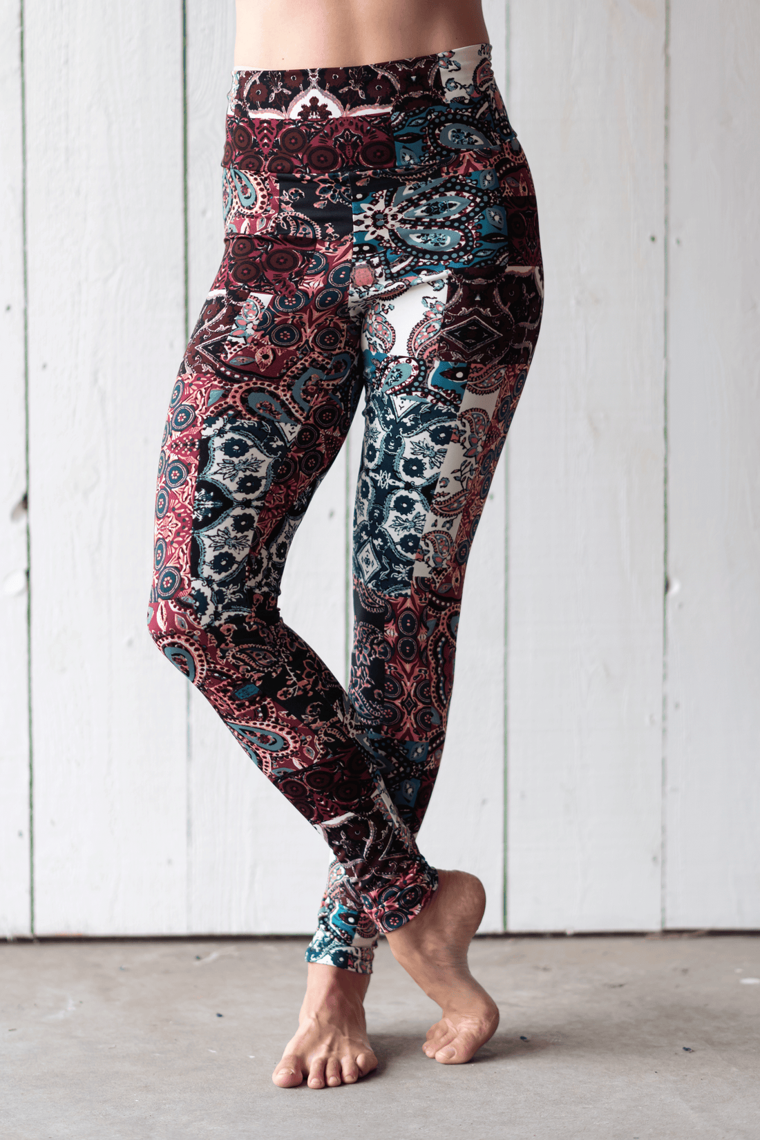 Legging taille haute confortable à motifs bohème bleu et merlot fait au Québec,Canada.