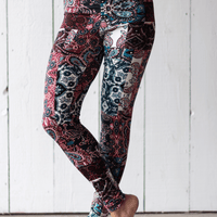 Legging taille haute confortable à motifs bohème bleu et merlot fait au Québec,Canada.