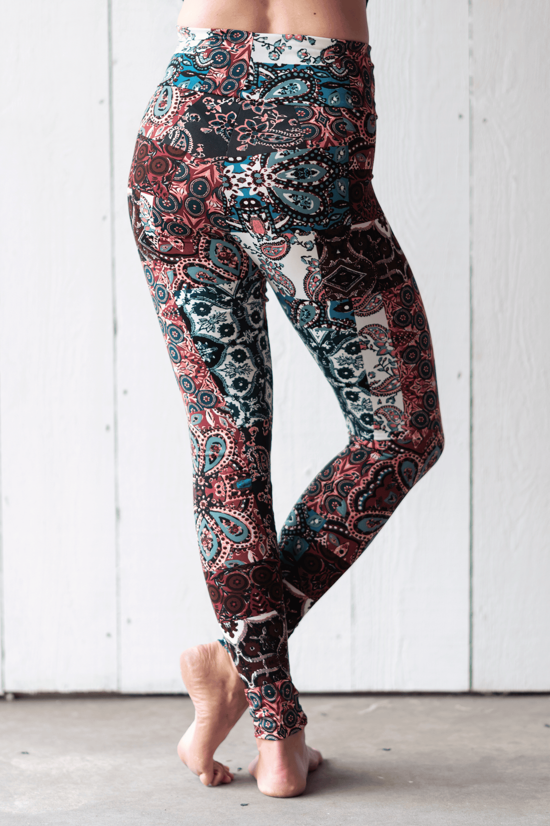 Legging taille haute confortable à motifs bohème bleu et merlot fait au Québec,Canada.