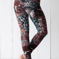 Legging taille haute confortable à motifs bohème bleu et merlot fait au Québec,Canada.