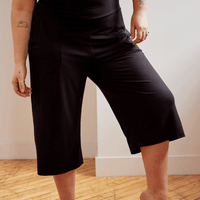 Capri pour femme jambe évasée noir fabriqué au Québec.