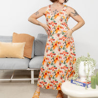 Robe pour femme au dos ouvert dans l’imprimé Vivacité, faite au Québec.