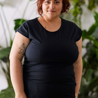T-shirt noir manches courtes pour femme fabriqué au Québec.