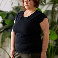 T-shirt noir manches courtes pour femme fabriqué au Québec.