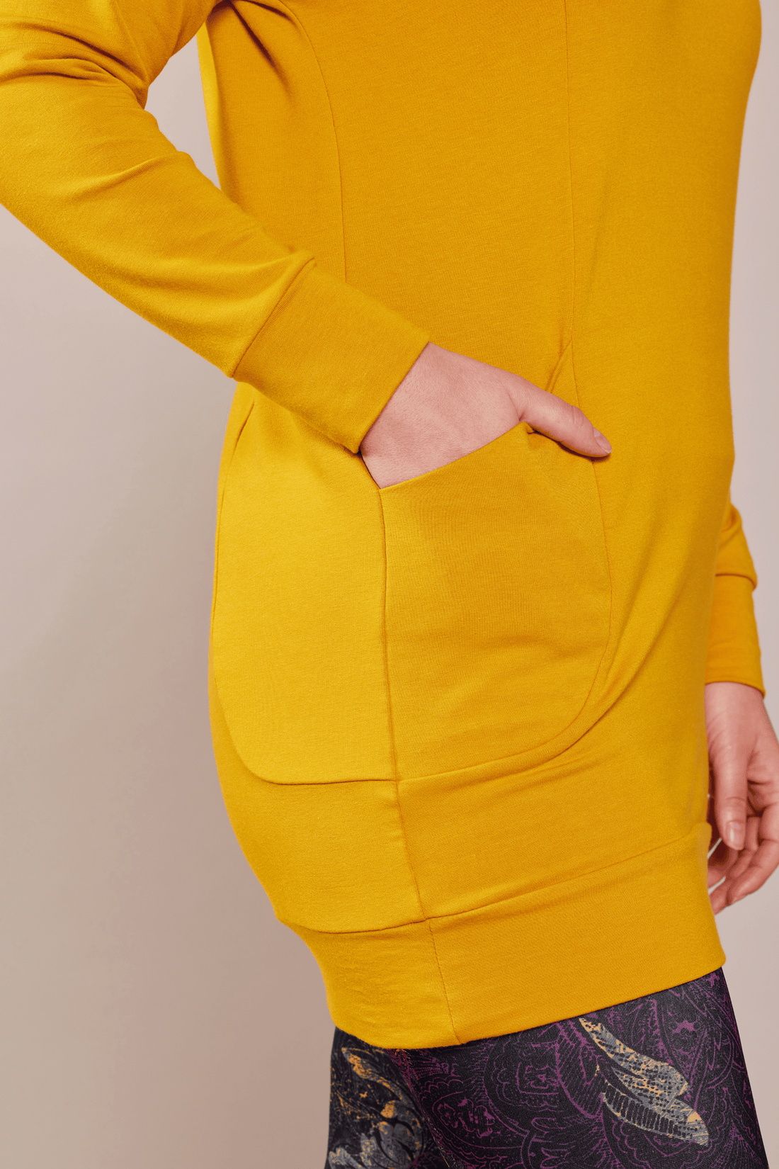 Tunique en molleton à manches longues et capuchon jaune curcuma fait au Québec Canada