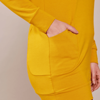 Tunique en molleton à manches longues et capuchon jaune curcuma fait au Québec Canada