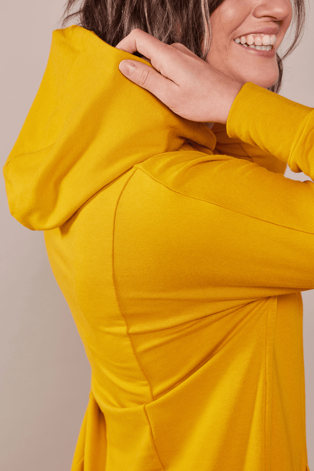 Tunique en molleton à manches longues et capuchon jaune curcuma fait au Québec Canada