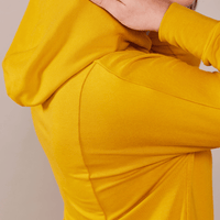 Tunique en molleton à manches longues et capuchon jaune curcuma fait au Québec Canada