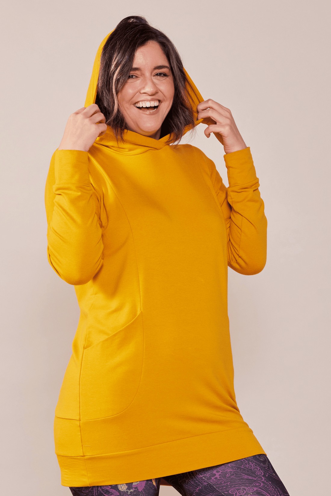 Tunique en molleton à manches longues et capuchon jaune curcuma fait au Québec Canada