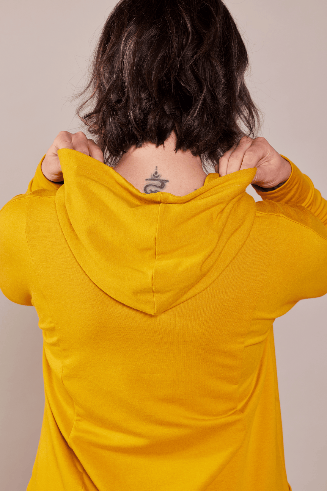 Tunique en molleton à manches longues et capuchon jaune curcuma fait au Québec Canada