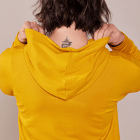 Tunique en molleton à manches longues et capuchon jaune curcuma fait au Québec Canada