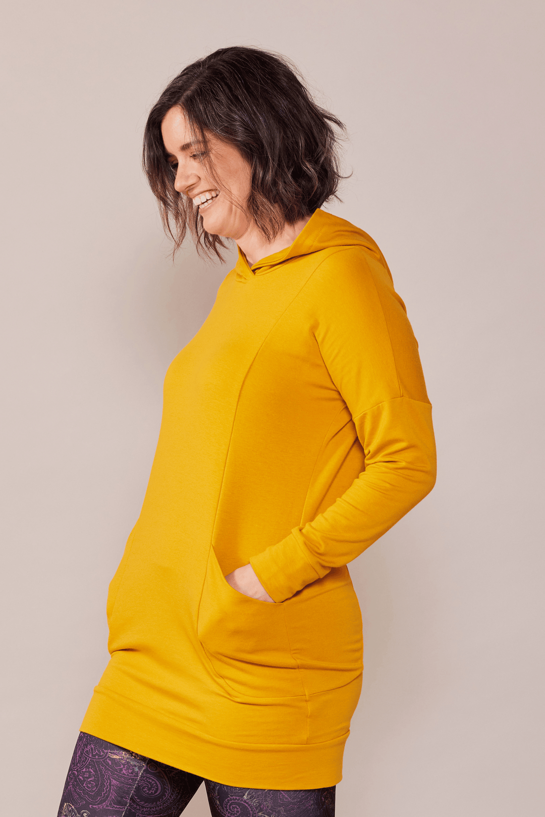 Tunique en molleton à manches longues et capuchon jaune curcuma fait au Québec Canada