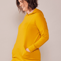 Tunique en molleton à manches longues et capuchon jaune curcuma fait au Québec Canada