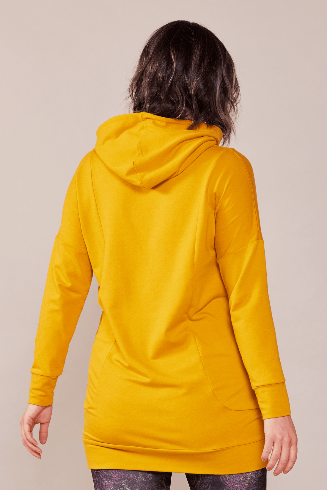 Tunique en molleton à manches longues et capuchon jaune curcuma fait au Québec Canada