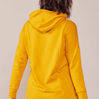 Tunique en molleton à manches longues et capuchon jaune curcuma fait au Québec Canada