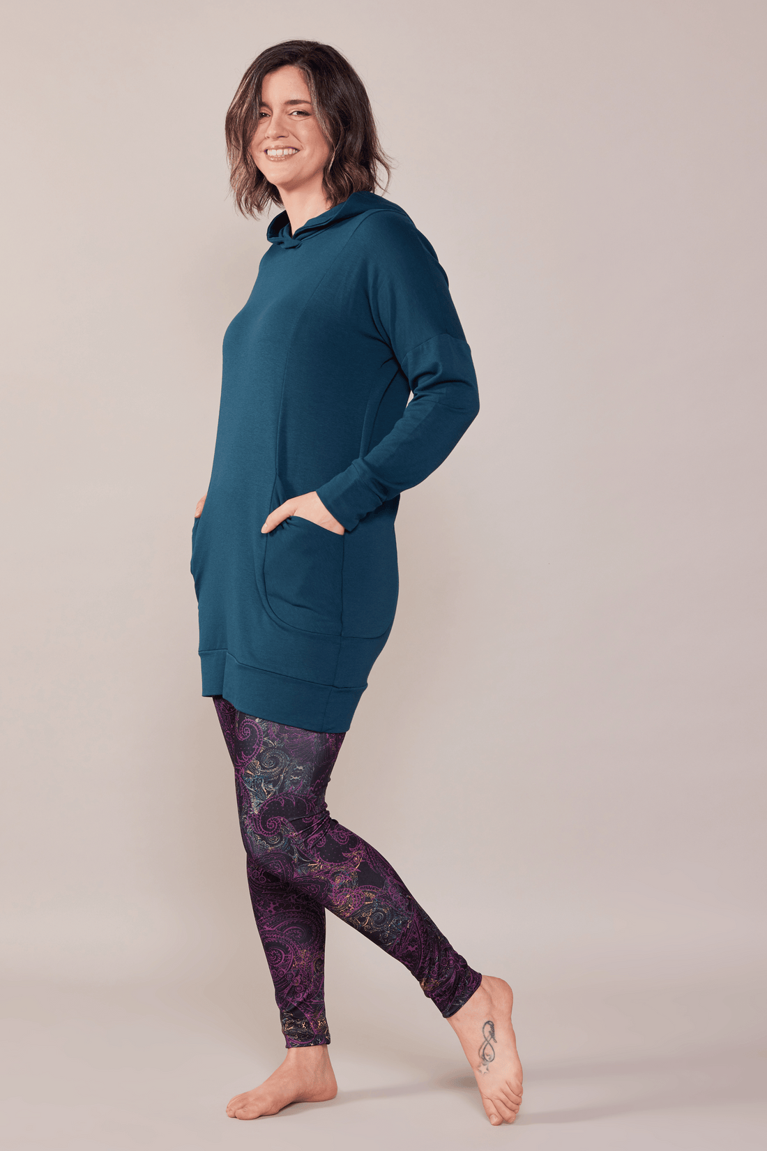 Tunique en molleton émeraude à manches longues avec poches et capuchon fait au Québec, Canada