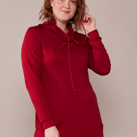 Tunique en molleton rouge avec poches et col à cordons