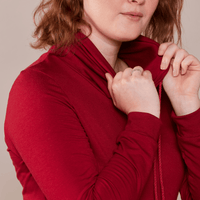 Tunique en molleton rouge avec poches et col à cordons