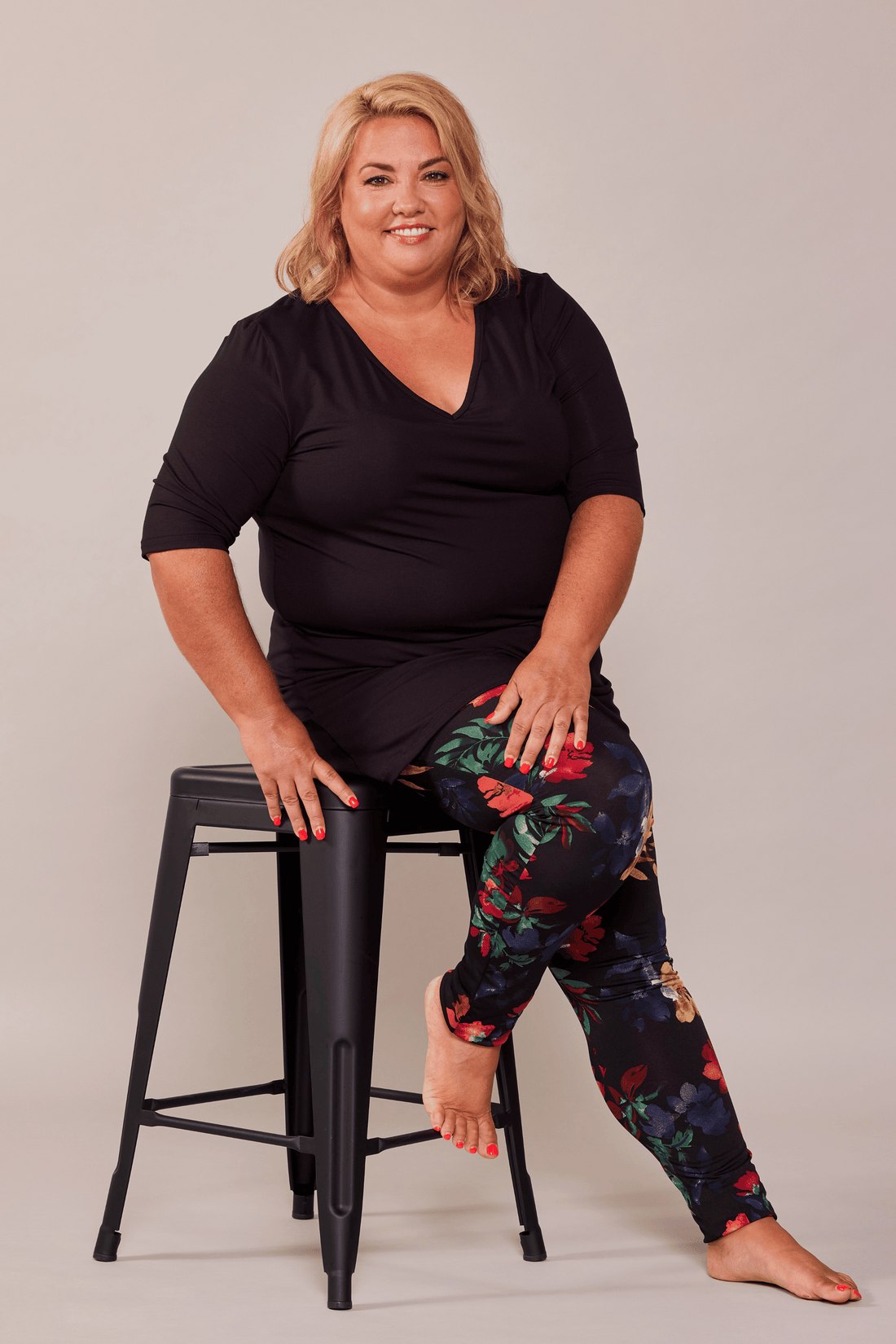 Tunique noire à col en V et manches trois-quarts