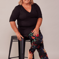 Tunique noire à col en V et manches trois-quarts