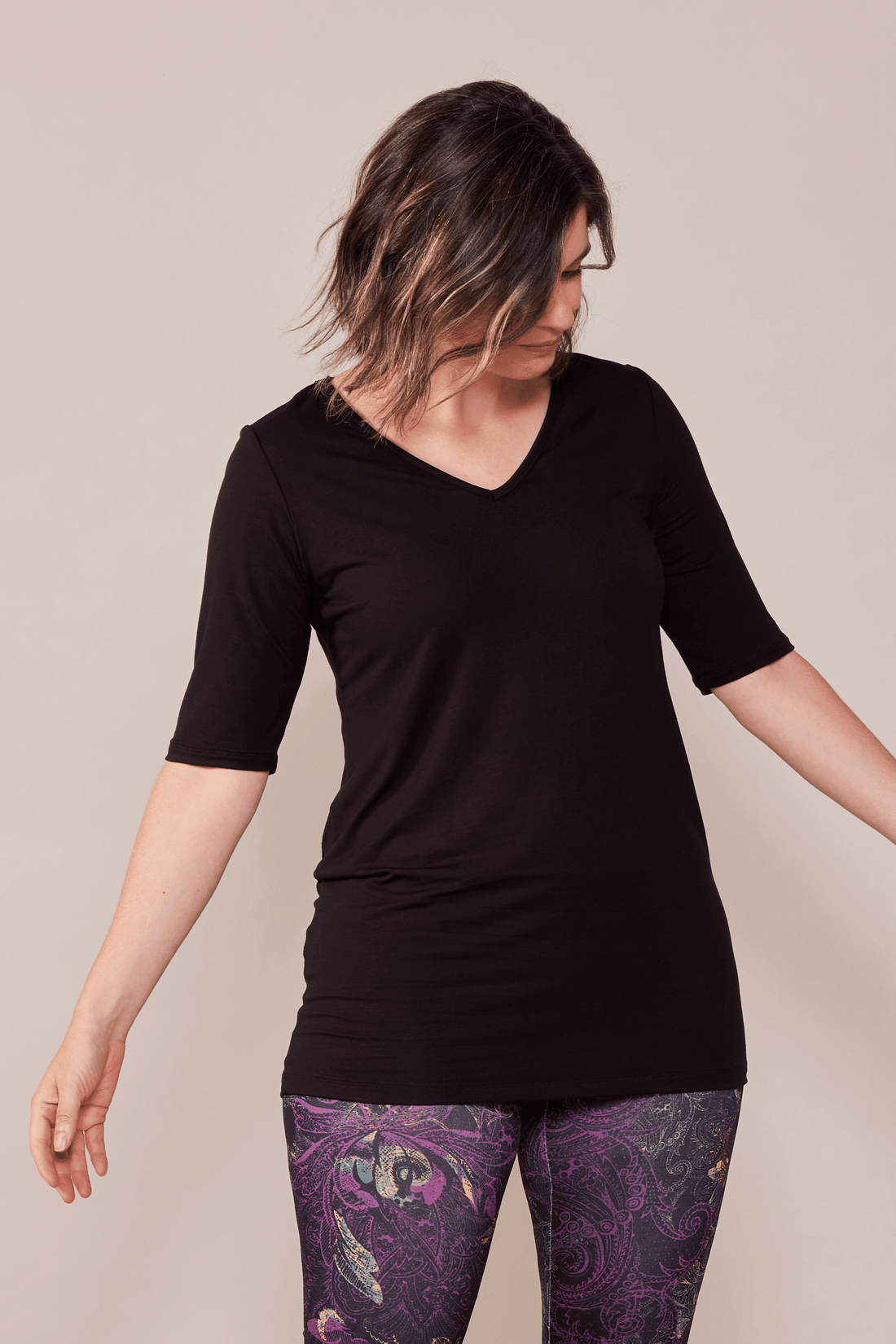 Tunique noire à col en V et manches trois-quarts