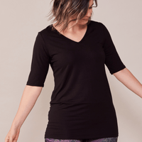 Tunique noire à col en V et manches trois-quarts