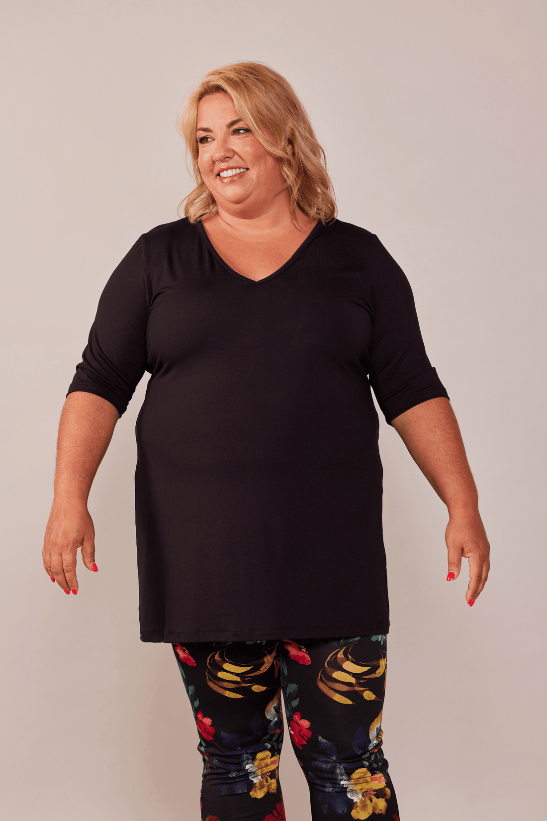 Tunique noire à col en V et manches trois-quarts