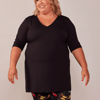 Tunique noire à col en V et manches trois-quarts