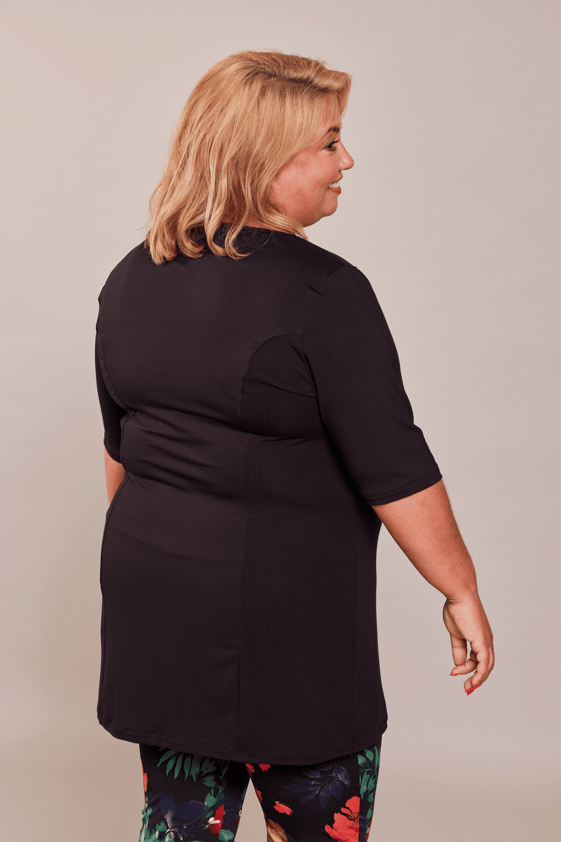 Tunique noire à col en V et manches trois-quarts