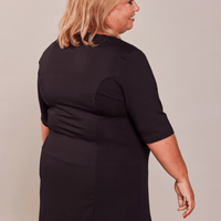 Tunique noire à col en V et manches trois-quarts