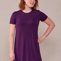 Tunique en bambou élégante mauve violet à manches courtes et col rond avec fentes au bas, faite au Québec.