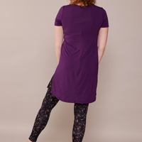 Tunique en bambou élégante mauve violet à manches courtes et col rond avec fentes au bas, faite au Québec.