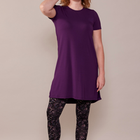 Tunique en bambou élégante mauve violet à manches courtes et col rond avec fentes au bas, faite au Québec.