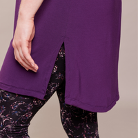 Tunique en bambou élégante mauve violet à manches courtes et col rond avec fentes au bas, faite au Québec.