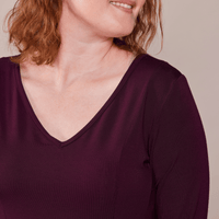 Tunique fluide asymétrique à manches longues avec col en V merlot