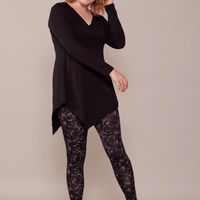 Tunique fluide asymétrique noire à manches longues avec col en V