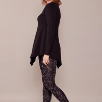 Tunique fluide asymétrique noire à manches longues avec col en V