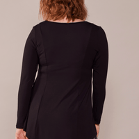 Tunique fluide asymétrique noire à manches longues avec col en V