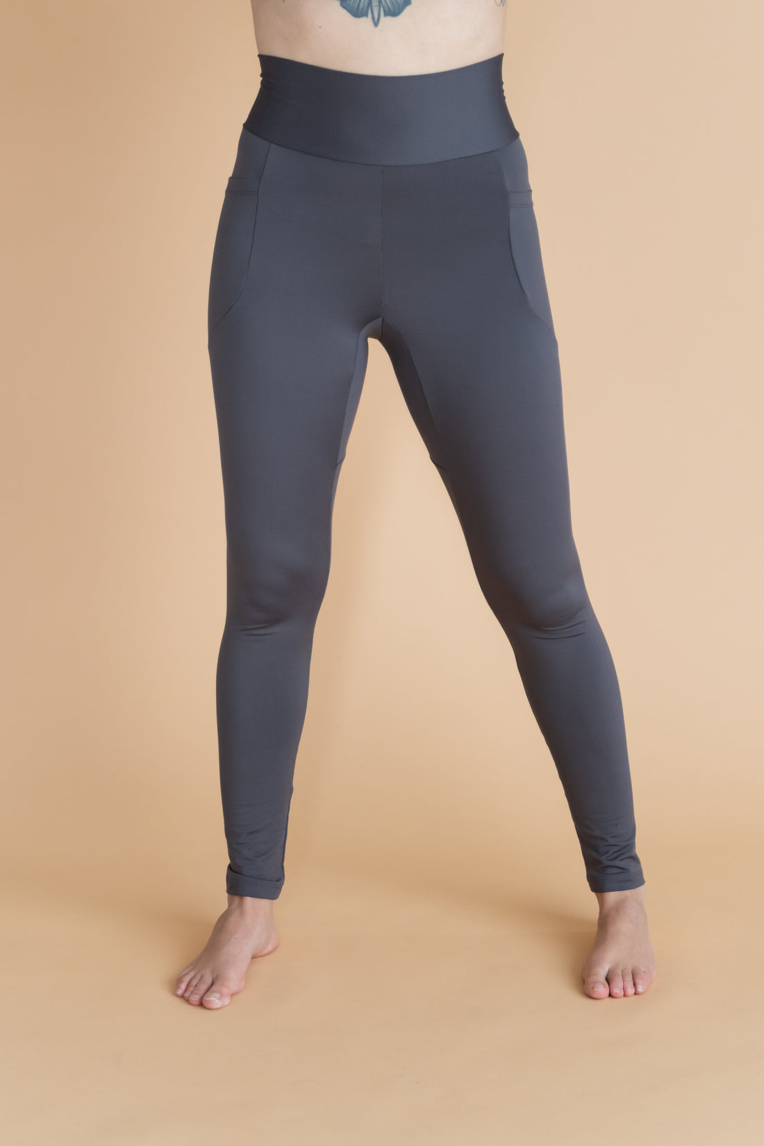Legging doux effet polar gris taille haute avec poches fabriqué au Québec.