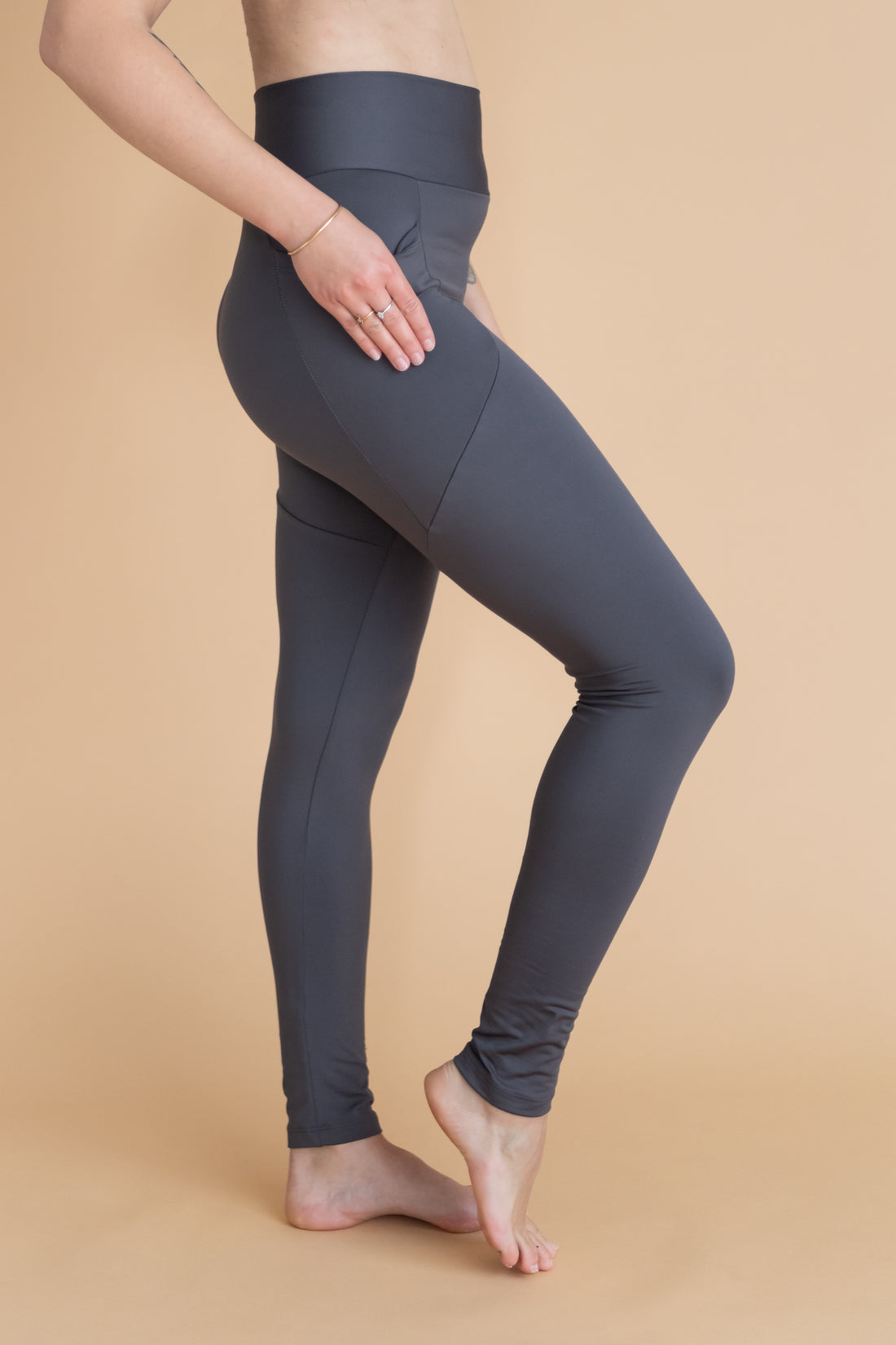 Legging doux effet polar gris taille haute avec poches fabriqué au Québec.