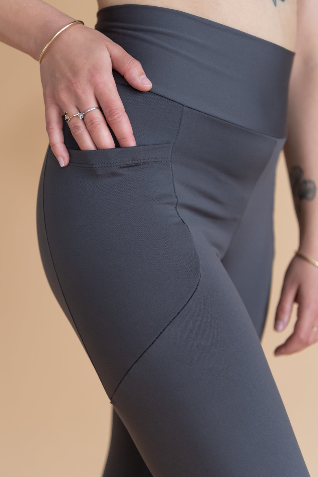 Legging doux effet polar gris taille haute avec poches fabriqué au Québec.