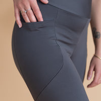 Legging doux effet polar gris taille haute avec poches fabriqué au Québec.