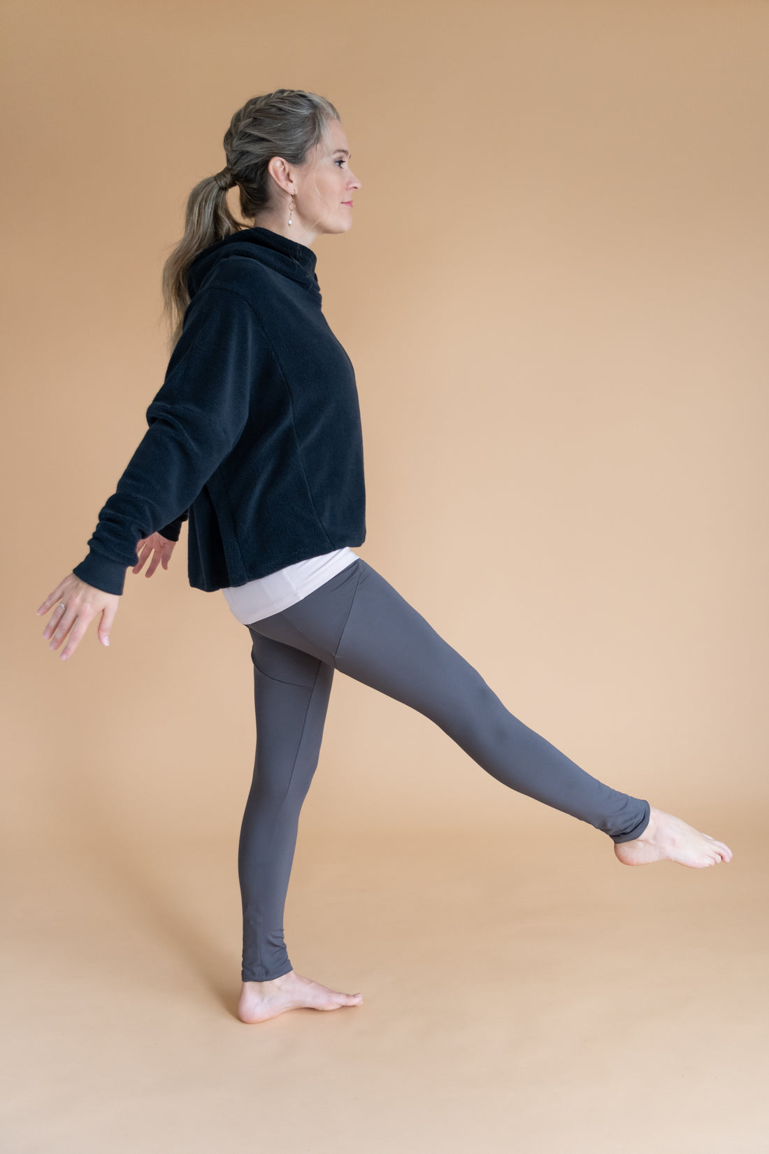 Legging doux effet polar gris taille haute avec poches fabriqué au Québec.