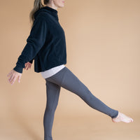 Legging doux effet polar gris taille haute avec poches fabriqué au Québec.