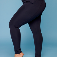 Legging uni confortable bleu marine taille haute avec poches fabriqué au Québec.